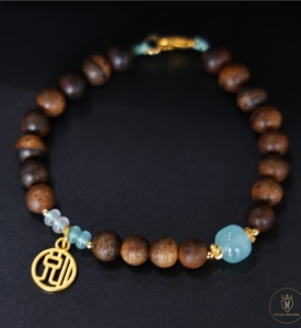 Vòng tay trầm hương charm hoa văn 