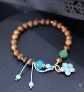 Vòng tay trầm hương mix hoa xanh ngọc