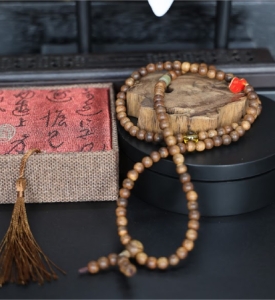 Vòng trầm hương 108 hạt 022